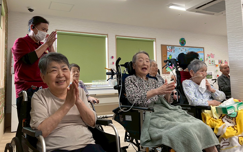 龍澤寺こども園の年長さんが慰問に来て下さいました。