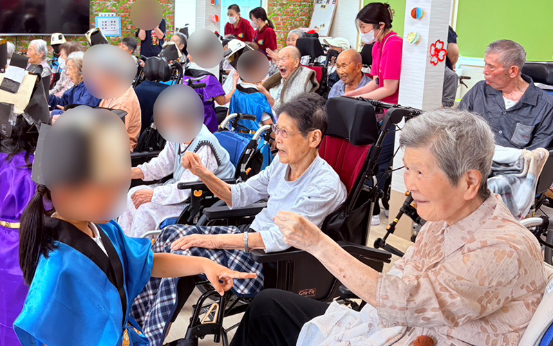 龍澤寺こども園の年長さんが慰問に来て下さいました。