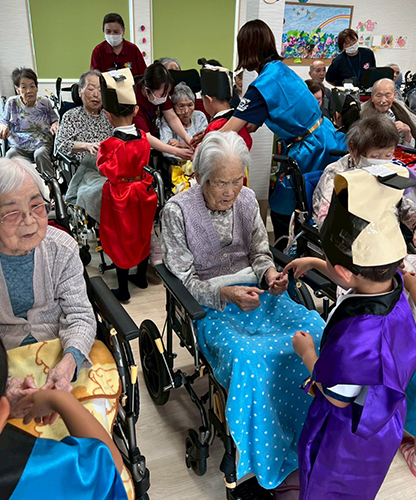 龍澤寺こども園の年長さんが慰問に来て下さいました。